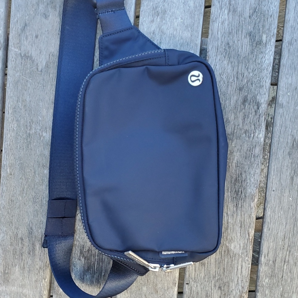 Navy Lululemon 2L belt bag